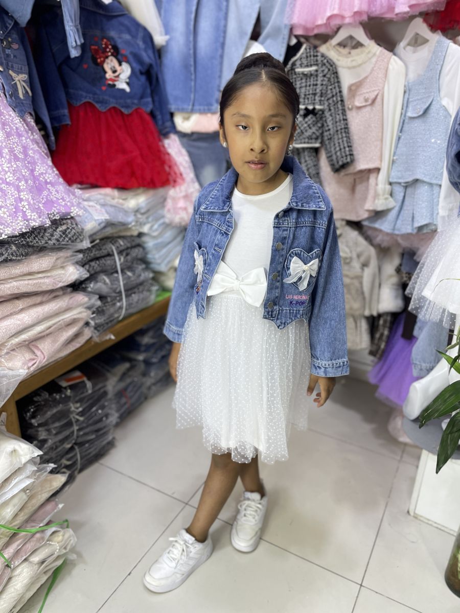 Crisyeli con el conjunto Guerreras K-pop: casaca jean y vestido de tul blanco